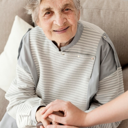 portrait-grandma-happy-be-with-family-scaled-425x425-1.webp